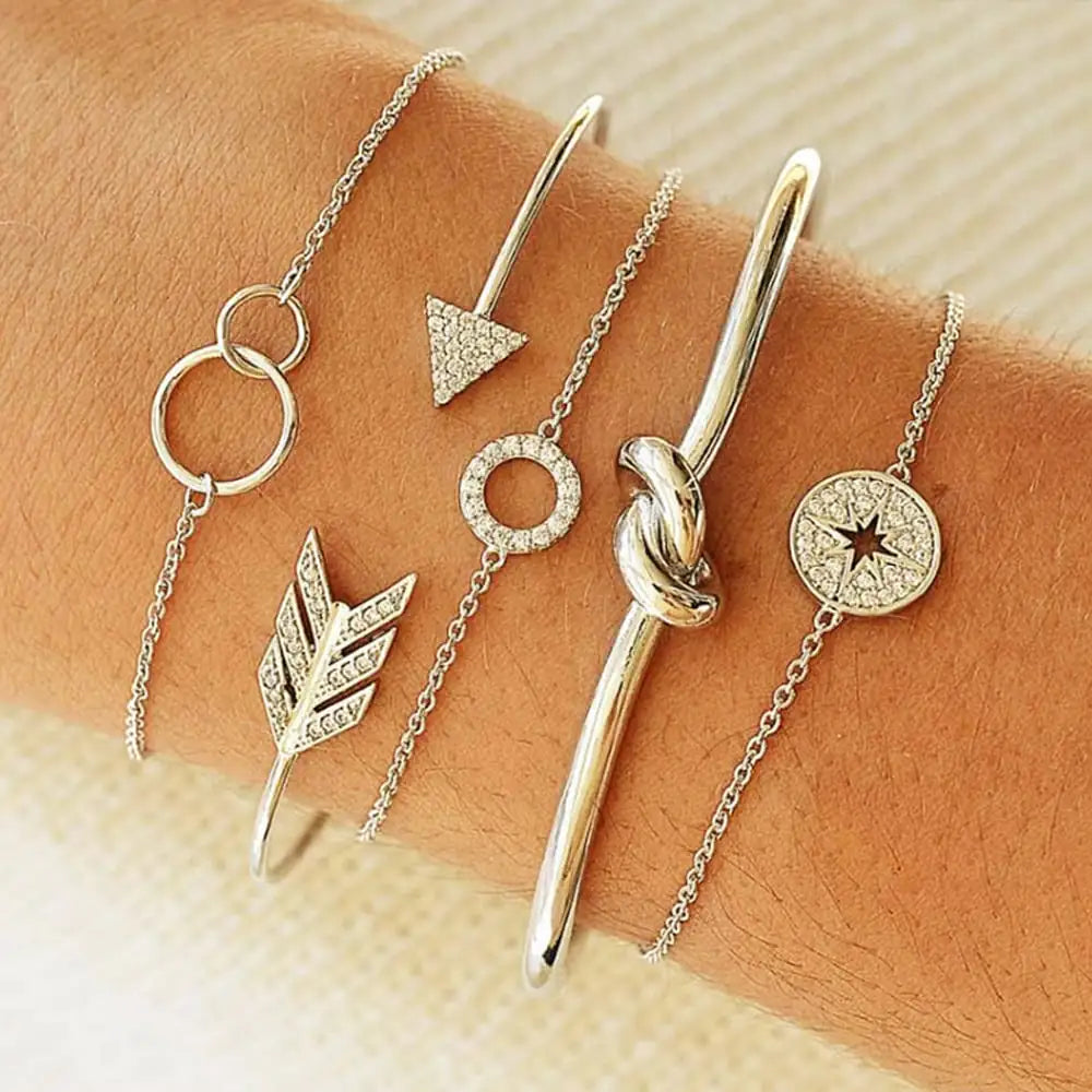 Star Love Knot Bracelet — Elegant Gold Chain Design