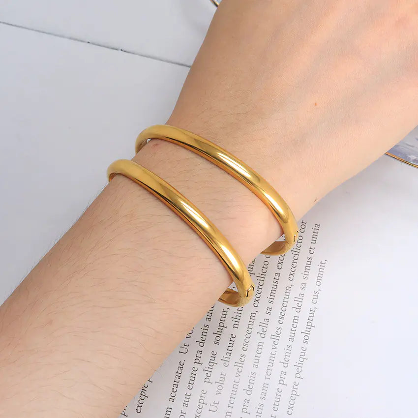 Buckle Bracelet — Gold Stainless Steel Elegance (1 Piece)